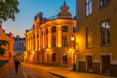 Tallinn, Estonya, 29 Haziran 2022: Tallinn, Estonya şehir merkezindeki bir caddenin gün batımı manzarası..