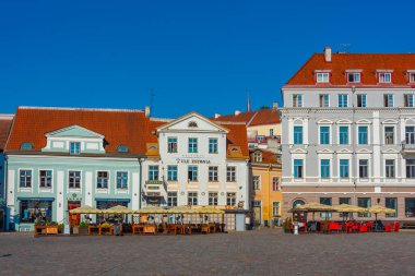Tallinn, Estonya, 30 Haziran 2022: Eski Estonya 'nın Tallinn kentindeki belediye binası meydanını çevreleyen restoranlar..