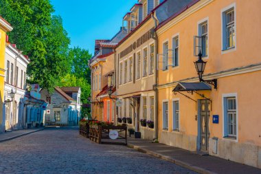 Tallinn, Estonya, 30 Haziran 2022: Tallinn, Estonya 'nın merkezinde bir sokak manzarası..
