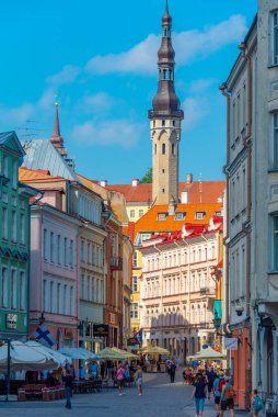 Tallinn, Estonya, 30 Haziran 2022: Tallinn, Estonya 'nın merkezinde bir sokak manzarası..