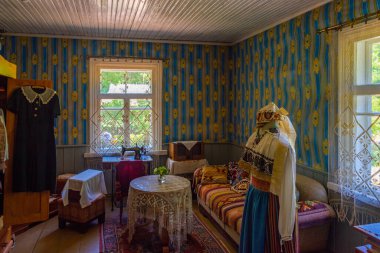 Tallinn, Estonya, 30 Haziran 2022: Tallin 'deki Estonya Açık Hava Müzesi' nde bir oturma odası.