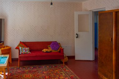 Tallinn, Estonya, 30 Haziran 2022: Tallin 'deki Estonya Açık Hava Müzesi' nde bir Kolhoz binasının içi.