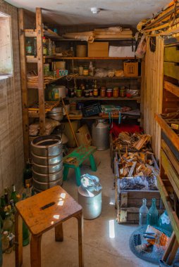 Tallinn, Estonya, 30 Haziran 2022: Tallin 'deki Estonya Açık Hava Müzesi' nde bir Kolhoz binasının içi.