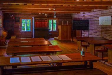 Tallinn, Estonya, 30 Haziran 2022: Tallin 'deki Estonya Açık Hava Müzesi' nde bir okulun içi.