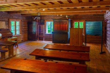 Tallinn, Estonya, 30 Haziran 2022: Tallin 'deki Estonya Açık Hava Müzesi' nde bir okulun içi.