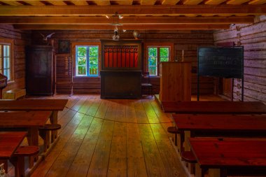 Tallinn, Estonya, 30 Haziran 2022: Tallin 'deki Estonya Açık Hava Müzesi' nde bir okulun içi.