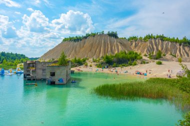 Rummu, Estonya, 30 Haziran 2022: İnsanlar Estonya 'daki Rummu taş ocağında güneşli bir günün tadını çıkarıyorlar.