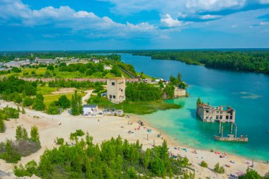 Rummu, Estonya, 30 Haziran 2022: İnsanlar Estonya 'daki Rummu taş ocağında güneşli bir günün tadını çıkarıyorlar.
