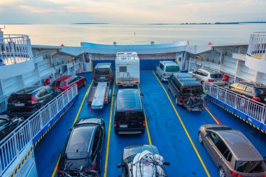 Virtu, Estonya, 30 Haziran 2022: Estonya 'da Saaremaa feribotuna binen arabalar.