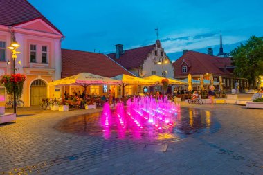 Kuressaare, Estonya, 30 Haziran 2022: Estonya 'nın Kuressaare kentindeki ana meydanın gece manzarası.