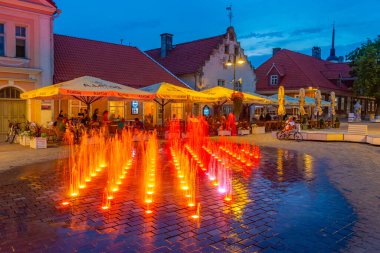 Kuressaare, Estonya, 30 Haziran 2022: Estonya 'nın Kuressaare kentindeki ana meydanın gece manzarası.
