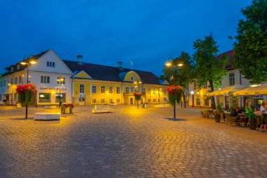 Kuressaare, Estonya, 30 Haziran 2022: Estonya 'nın Kuressaare kentindeki ana meydanın gece manzarası.