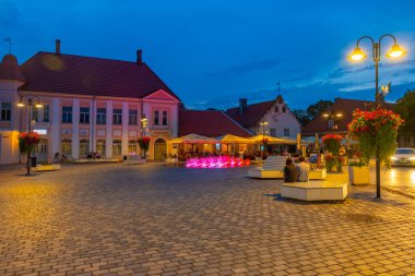 Kuressaare, Estonya, 30 Haziran 2022: Estonya 'nın Kuressaare kentindeki ana meydanın gece manzarası.