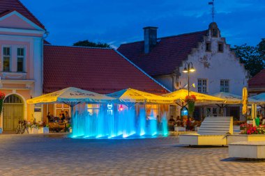 Kuressaare, Estonya, 30 Haziran 2022: Estonya 'nın Kuressaare kentindeki ana meydanın gece manzarası.