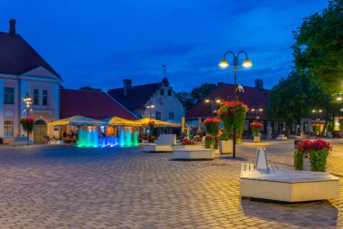 Kuressaare, Estonya, 30 Haziran 2022: Estonya 'nın Kuressaare kentindeki ana meydanın gece manzarası.