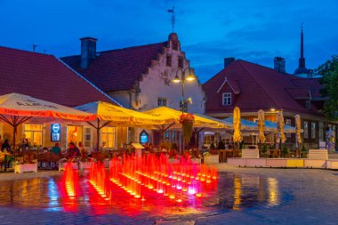 Kuressaare, Estonya, 30 Haziran 2022: Estonya 'nın Kuressaare kentindeki ana meydanın gece manzarası.