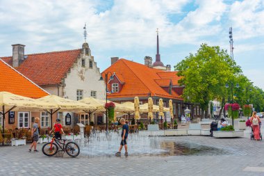 Kuressaare, Estonya, 1 Temmuz 2022: Estonya 'nın Kuressaare kentinin ana meydanı.