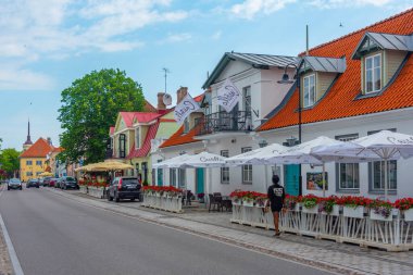 Kuressaare, Estonya, 1 Temmuz 2022: Estonya 'nın Kuressaare kentinde bir sokak manzarası.