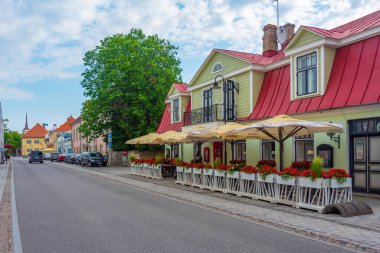 Kuressaare, Estonya, 1 Temmuz 2022: Estonya 'nın Kuressaare kentinde bir sokak manzarası.