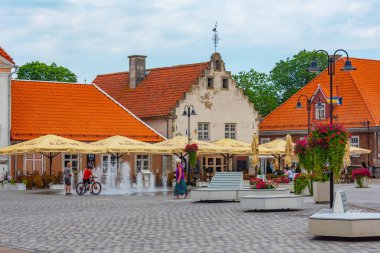 Kuressaare, Estonya, 1 Temmuz 2022: Estonya 'nın Kuressaare kentinin ana meydanı.