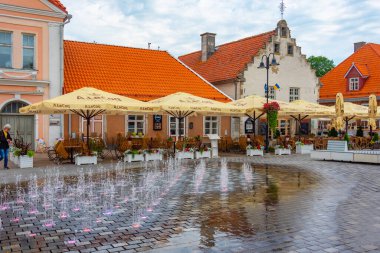 Kuressaare, Estonya, 1 Temmuz 2022: Estonya 'nın Kuressaare kentinin ana meydanı.