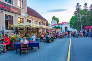 Parnu, Estonya, 1 Temmuz 2022: Parnu, Estonya sokaklarında gece hayatı.
