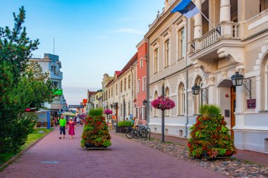 Parnu, Estonya, 1 Temmuz 2022: Parnu, Estonya sokaklarında gece hayatı.