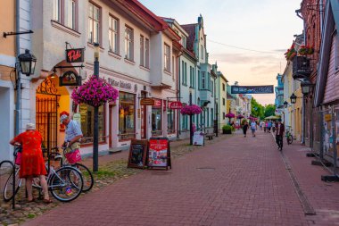 Parnu, Estonya, 1 Temmuz 2022: Parnu, Estonya sokaklarında gece hayatı.