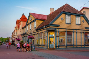 Parnu, Estonya, 1 Temmuz 2022: Parnu, Estonya sokaklarında gece hayatı.