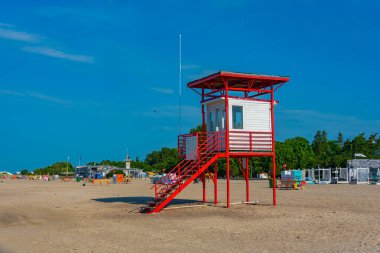 Parnu, Estonya, 2 Temmuz 2022: Estonya, Parnu 'da bir plajda yaz günü.