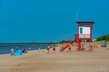 Parnu, Estonya, 2 Temmuz 2022: Estonya, Parnu 'da bir plajda yaz günü.