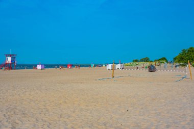 Parnu, Estonya, 2 Temmuz 2022: Estonya, Parnu 'da bir plajda yaz günü.