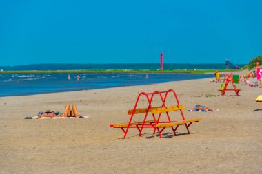 Parnu, Estonya, 2 Temmuz 2022: Estonya, Parnu 'da bir plajda yaz günü.