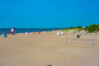 Parnu, Estonya, 2 Temmuz 2022: Estonya, Parnu 'da bir plajda yaz günü.