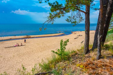 Saulkrasti, Letonya, 2 Temmuz 2022: Letonya 'daki Saulkrasti beyaz kum tepesinde güneşli bir gün.