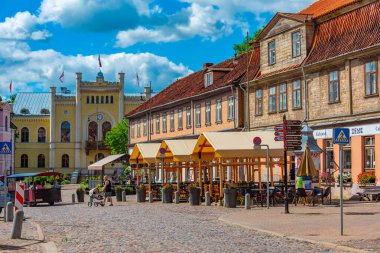 Kuldiga, Letonya, 3 Temmuz 2022: Letonya 'nın Kuldiga köyündeki eski evler.