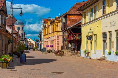 Kuldiga, Letonya, 3 Temmuz 2022: Letonya 'nın Kuldiga köyündeki eski evler.