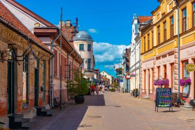 Kuldiga, Letonya, 3 Temmuz 2022: Letonya 'nın Kuldiga köyündeki eski evler.