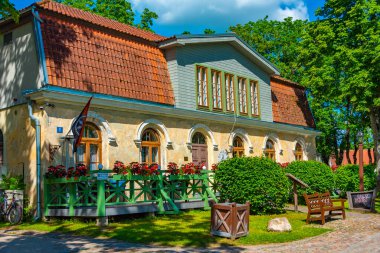 Kuldiga, Letonya, 3 Temmuz 2022: Letonya 'nın Kuldiga köyündeki eski evler.