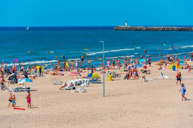 Ventspils, Letonya, 3 Temmuz 2022: İnsanlar Letonya 'nın Ventspils kentinde güneşli bir günün tadını çıkarıyorlar.