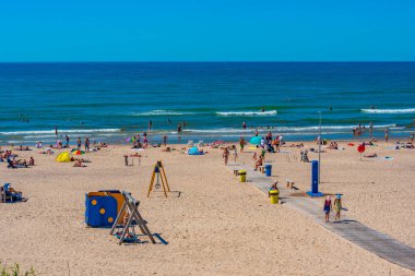 Ventspils, Letonya, 3 Temmuz 2022: İnsanlar Letonya 'nın Ventspils kentinde güneşli bir günün tadını çıkarıyorlar.