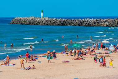 Ventspils, Letonya, 3 Temmuz 2022: İnsanlar Letonya 'nın Ventspils kentinde güneşli bir günün tadını çıkarıyorlar.