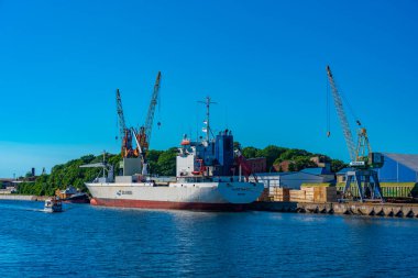 Liepaja, Letonya, 3 Temmuz 2022: Liepaja, Letonya 'da bir kanalla birlikte sanayi altyapısı.