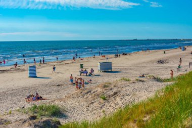 Liepaja, Letonya, 3 Temmuz 2022: İnsanlar Liepaja, Letonya 'da güneşli bir günün tadını çıkarıyorlar.