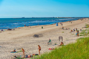 Liepaja, Letonya, 3 Temmuz 2022: İnsanlar Liepaja, Letonya 'da güneşli bir günün tadını çıkarıyorlar.