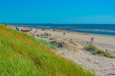 Liepaja, Letonya, 3 Temmuz 2022: İnsanlar Liepaja, Letonya 'da güneşli bir günün tadını çıkarıyorlar.