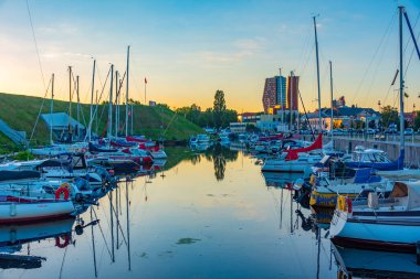 Klaipeda, Litvanya, 3 Temmuz 2022: Litvanya 'daki Klaipeda kalesinin yanında demirleyen balıkçı tekneleri.