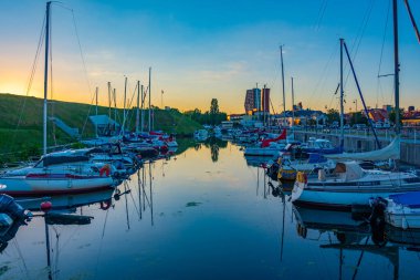 Klaipeda, Litvanya, 3 Temmuz 2022: Litvanya 'daki Klaipeda kalesinin yanında demirleyen balıkçı tekneleri.