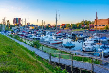 Klaipeda, Litvanya, 3 Temmuz 2022: Litvanya 'daki Klaipeda kalesinin yanında demirleyen balıkçı tekneleri.