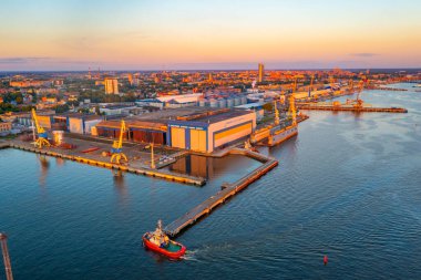 Klaipeda, Litvanya, 3 Temmuz 2022: Litvanya 'daki Klaipeda limanının günbatımı.